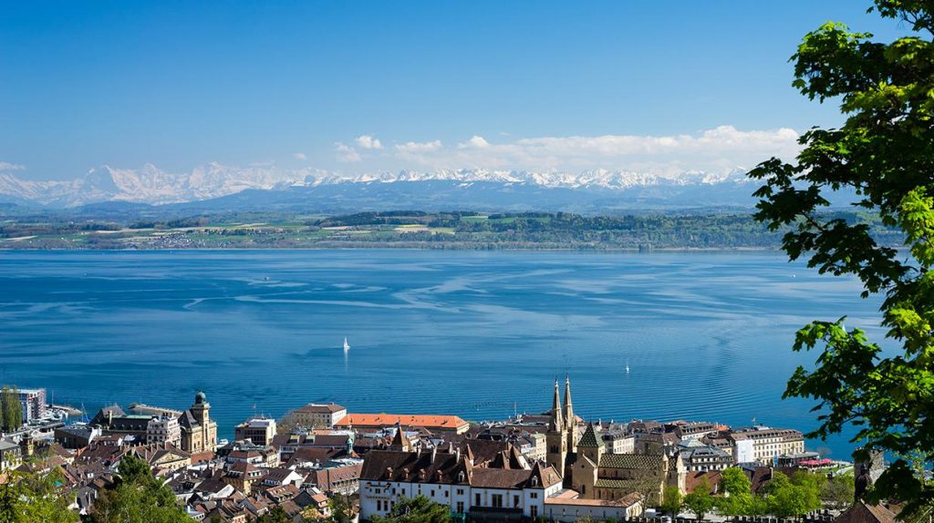 La vue sur le lac et les Alpes depuis les hauteurs de la Ville de Neuchâtel